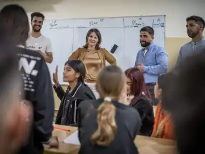 Annalena Baerbock besucht eine Waisenschule nahe dem Fl&uuml;chtlingslager Qadiya.