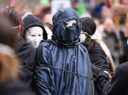 Eine Demo afghanischer Frauen- und Diasporagruppen in Berlin gegen die Taliban.