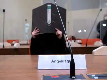 Die Angeklagte Jennifer W. sitzt vor Beginn der Verhandlung im Gerichtssaal in M&uuml;nchen. Die Frau aus Lohne in Niedersachsen soll als IS-Anh&auml;ngerin im Irak tatenlos dabei zugesehen haben, wie ein kleines jesidisches M&auml;dchen in einem Hof angekettet wurde und dort verdurstete.