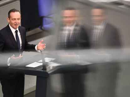 Bundesverkehrsminister Volker Wissing (FDP) betont immer wieder, dass die EU-Kommission einen Vorschlag unterbreiten m&uuml;sse, wie nach 2035 noch private Neuwagen zugelassen werden k&ouml;nnen, die sogenannte E-Fuels tanken.