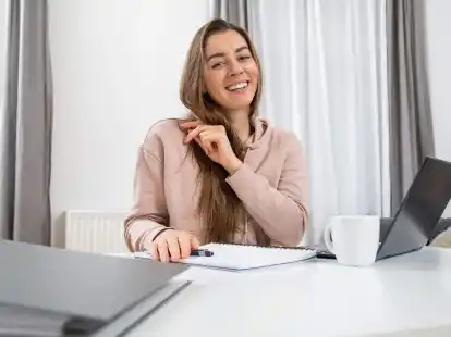 Wer sich nebenberuflich selbstst&auml;ndig machen will, sollte vorher einen Blick in den eigenen Arbeitsvertrag werfen. Denn hier kann festgelegt sein, dass man die Zustimmung des Arbeitgebers braucht.