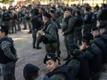 Nach der j&uuml;ngsten Welle der Gewalt in Rosario hat die argentinische Regierung eine Sicherheitsoffensive eingeleitet. Am Mittwoch trafen 300 zus&auml;tzliche Bundespolizisten ein.