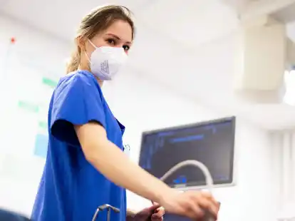 Stella Lingen ist angehende &Auml;rztin und arbeitet mit Tourette-Syndrom in der Krankenhaus-Notaufnahme einer Klinik.