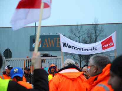 Streikende stehen vor dem Werkstor der AWB Abfallwirtschaftsbetriebe in K&ouml;ln. Die Gewerkschaft Verdi setzt die Warnstreiks im &ouml;ffentlichen Dienst in NRW&nbsp;fort.
