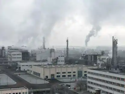 Werksanlagen im Chemie- und Industriepark Zeitz. Die Produktion der Chemie- und Pharmaindustrie schrumpfte 2022 im&nbsp;Vergleich zum Vorjahr um 6,6 Prozent.