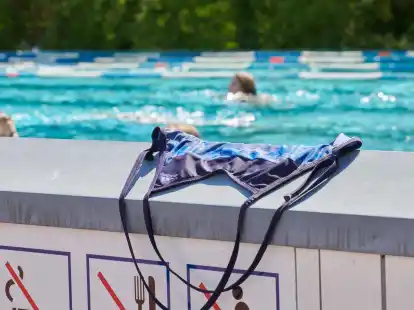 Die Erlaubnis des Oben-ohne-Badens f&uuml;r alle - also auch Frauen - st&ouml;&szlig;t bei M&auml;nnern auf gr&ouml;&szlig;ere Zustimmung als bei weiblichen Befragten.