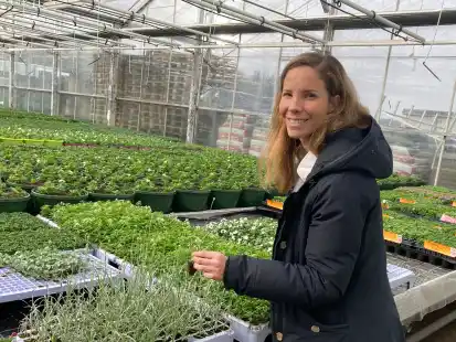 Beim Sommerblumenverkauf ab Mitte April bietet sie unter anderem Trommelstöckchen an: Carolin Melle, Chefin der Gärtnerei Melle in Birkenheide.