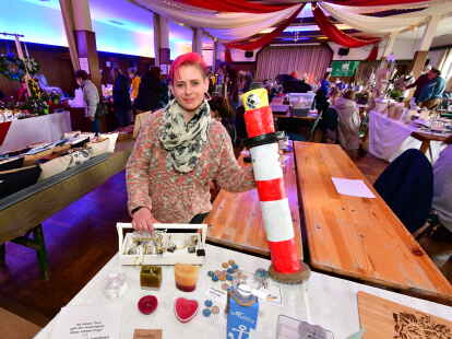 Bildet zusammen mit Melanie Jachens den Vorsitz des Clubs Crea-Diva: Pamela Otten &ndash; hier beim Osterbasar 2022 vor dem Spendentisch.