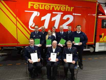 Die geehrten und bef&ouml;rderten Mitglieder der Freiwilligen Feuerwehr Hollwege mit den Verantwortlichen.