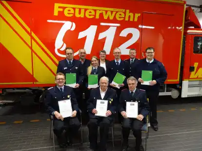 Die geehrten und bef&ouml;rderten Mitglieder der Freiwilligen Feuerwehr Hollwege mit den Verantwortlichen.