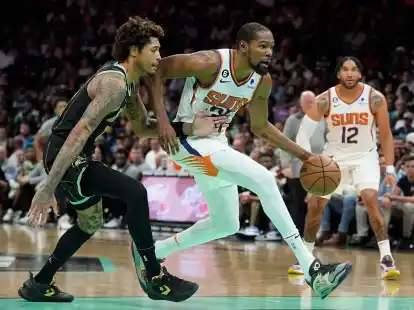 Phoenix Suns-Forward Kevin Durant (2.v.l) ist wieder verletzt.