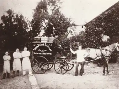 B&auml;ckermeister Johann Heeren mit Gesellen und Lehrlingen und dem pferdbespannten Auslieferungswagen (um 1920).