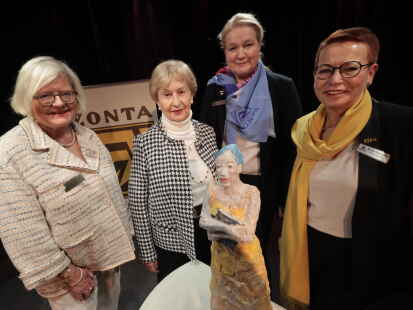 Nach zweij&auml;hriger Corona-Pause wurde nun wieder die &bdquo;Zonta-Frau des Jahres&ldquo; ausgezeichnet (v.l.)  Gunilla Budde (fr&uuml;here Universit&auml;tsvizepr&auml;sidentin und Laudatorin), Preistr&auml;gerin Rosemarie Nave-Herz, Birgit Novy (Pr&auml;sidentin des Zonta Clubs Oldenburg) und Swantje Fisser-Beilfuss (Area Director Zonta).