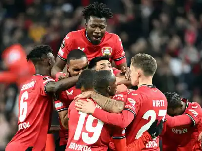 Leverkusens Spieler bejubeln das 1:0 von Kerem Demirbay.