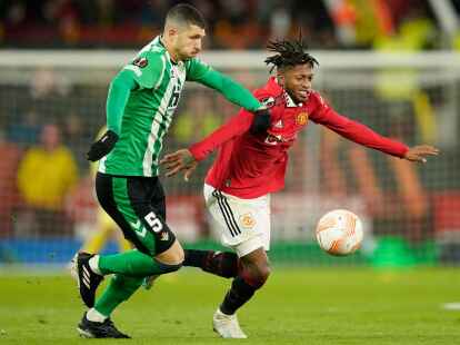 Fred von Manchester United (r.) gegen Guido Rodriguez von Betis Sevilla.