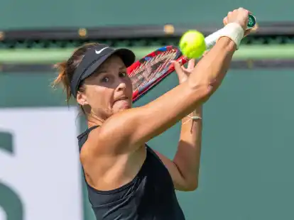 Tatjana Maria spielt einen Ball.