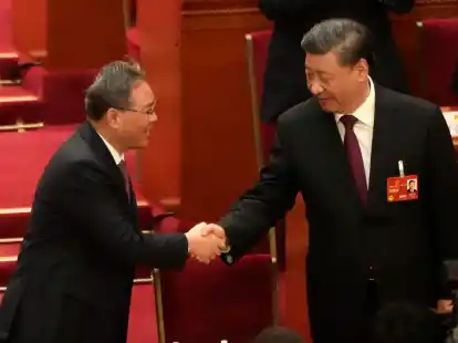 Chinas Staats- und Parteichef Xi Jinping (r) wird von Ministerpr&auml;sident Li Qiang begl&uuml;ckw&uuml;nscht, nachdem er erneut einstimmig zum Pr&auml;sidenten gew&auml;hlt wurde.