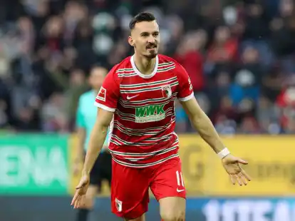 Augsburgs Mergim Berisha jubelt.