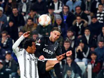 Freiburgs Lucas H&ouml;ler (r) und Turins Juan Cuadrado im Kopfballduell.