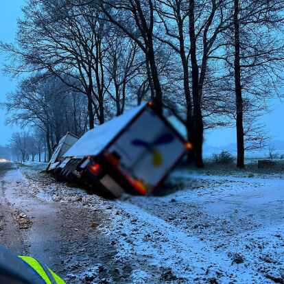 Ein Lkw ist auf winterlicher Fahrbahn auf der  B 213 zwischen Wildeshausen und Delmenhorst verungl&uuml;ckt.