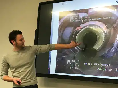 Blick in die Unterwelt: BEE-Tiefbauexperte Jens Stomberg und das marode Abwasserrohr.