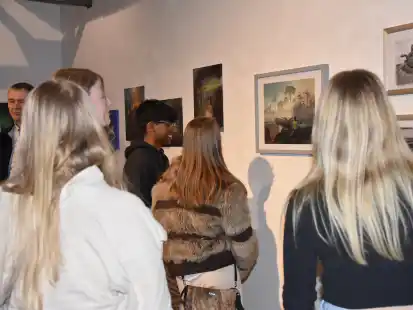Eine gelungene Er&ouml;ffnung ihrer Ausstellung &bdquo;Views of Nature&ldquo; haben die Leistungskurse Kunst des Cloppenburger Gymnasiums Liebfrauenschule (ULF) gefeiert.