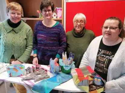 Sie n&auml;hen nach der Maxime aus Alt mach Neu (von links): die Stoffretterinnen Andrea Akkermann, Steffi Hamm, Brigitte Narewski und Silvia Kunz. Es fehlen Hildegard Frech-Br&ouml;mmelhaup und Khawla Taleb.