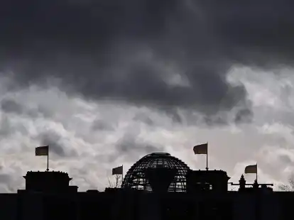 Dunkle Wolken &uuml;ber dem Reichstagsgeb&auml;ude in Berlin.