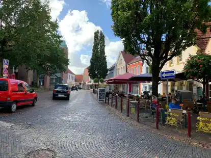 Wie in den vergangenen Jahren k&ouml;nnen auf dem Kirchplatz weiterhin Autos zwischen Au&szlig;engastronomie und Stadtkirche fahren.