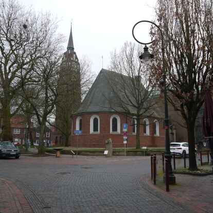 Wo soll&rsquo;s k&uuml;nftig langgehen? Blick von der Wangerstra&szlig;e auf den Kirchplatz.