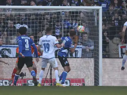 Manuel Prietl (2.v.r) brachte Bielefeld gegen Darmstaddt zur&uuml;ck ins Spiel.