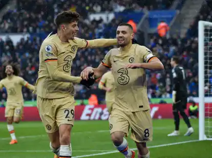 Chelseas Kai Havertz (l) und Mateo Kovacic bejubeln das Tor zum 3:1.