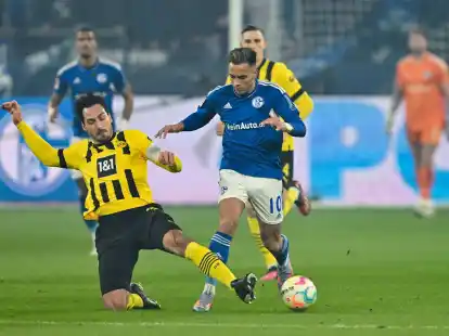 Mats Hummels (l) und der BVB kamen im Derby auf Schalke trotz zweimaliger F&uuml;hrung nur zu einem 2:2.