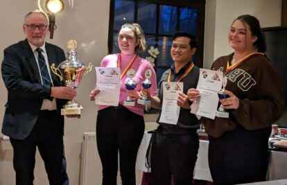 Werner T&ouml;njes (von links) ehrt die drei Sieger: BILD: Privat