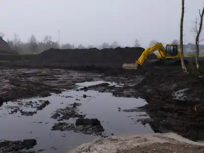 Das  k&uuml;nftige Baugebiet in Husb&auml;ke: Der hier abgebaute Torf soll verkauft werden. Gr&uuml;ne und CDU im Kreis w&uuml;rden ihn lieber zur Wiedervern&auml;ssung nutzen.
