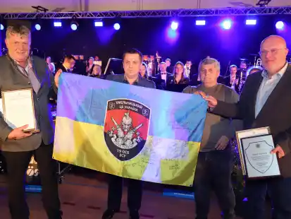 F&uuml;r die Macher der B&ouml;seler Ukraine-Hilfe Ralf Meyer (links) und Frank Schwalm (rechts) gab es vom ukrainischen Kontaktmann Serhgii Ivashchuk (2. von links) und seinem Bruder Wladimir die Dankesurkunde und die ukrainische Nationalflagge.