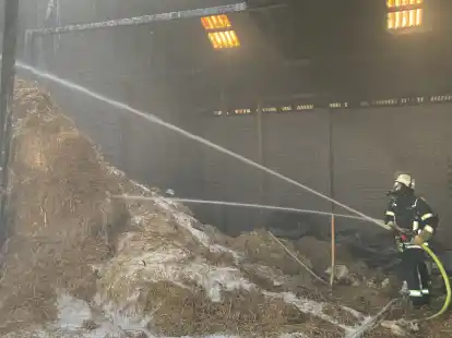 Die Feuerwehren aus Garrel und B&ouml;sel mussten das Stroh in der Halle an der Kaiforter Stra&szlig;e in Garrel l&ouml;schen.