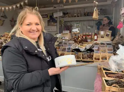 Ganz spezielle Angebote: Tier- und Hundetrainerin Janine Linnemeyer aus Schwerinsdorf bot beim Aper Fr&uuml;hlingserwachen auch Hundefutter f&uuml;r Tiere mit Allergien an.