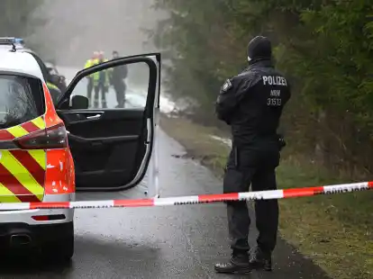 Einsatzkr&auml;fte der Polizei unweit des Fundorts der Leiche in Freudenberg.