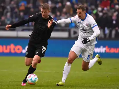 Hannovers Sebastian Ernst (l.) im Laufduell mit Dennis Dressel von Hansa Rostock.