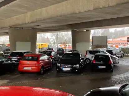 Unter der Autobahnbr&uuml;cke am Westkreuz: Der Park&Ride-Parkplatz wird zwar viel genutzt, aber offenbar selten im vorgesehenen Sinne.