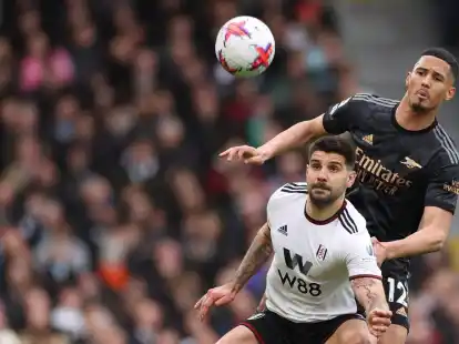 Souver&auml;ner Auftritt: Arsenals William Saliba (r.) gegen den FC Fulham mit Aleksandar Mitrovic.
