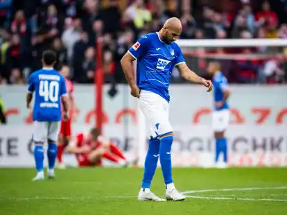 Hoffenheims John Anthony Brooks (M) reagiert unzufrieden nach dem Spiel.