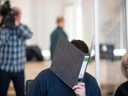 Der Angeklagte im Dreifachmord-Prozess in Rostock ist zu lebenslanger Haft verurteilt worden.