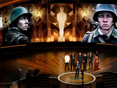 Regisseur Edward Berger (vorne) nimmt den Preis f&uuml;r &laquo;Im Westen nichts Neues&raquo; aus Deutschland f&uuml;r den besten internationalen Spielfilm bei der Oscar-Vverleihung im Dolby Theatre in Los Angeles entgegen. Hinten stehen Daniel Br&uuml;hl (l-r), Malte Grunert, Albrecht Schuch, Felix Kammerer, Antonio Banderas und Salma Hayek.