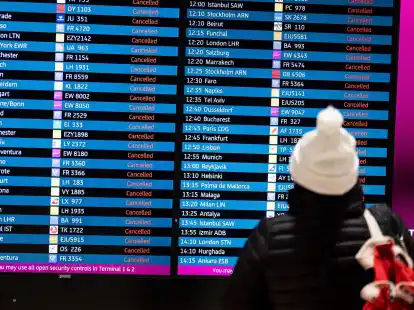 Am Hauptstadtflughafen Berlin-Brandenburg sind wegen des Warnstreiks des Sicherheitspersonals rund 200 Abfl&uuml;ge gestrichen worden.
