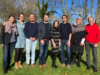 Der neue Vorstand des Emder THC: Maj-Britt Wrede (Anlagenwartin), Imke Vredenborg (Jugendwartin), Oscar Zoetman (Sportwart), Eckart Schulte (1. Vorsitzender), Christina Thren (Anlagenwartin), Heiko Schwarz (Leiter der Hockeyabteilung), Anika Seemann (2. Vorsitzende), Severin Tillmann (Kassenwart). Es fehlt: Thorsten Nie&szlig;en (Presse- und Medienwart).