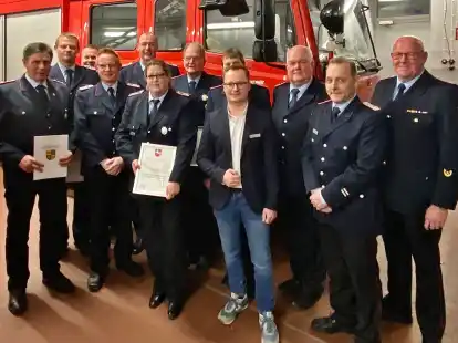Bef&ouml;rderungen bei der Ortsfeuerwehr Mollberg (von links): Gerd Strues, Daniel Witthus,  Michael Bakenhus, Sven Gerken, Jens Meyer, Bianca Ruschkowski, Heinz Niemeyer, Ortsbrandmeister, J&uuml;rgen Eilers, Fachbereichsleiter, Rene Sch&auml;fer, Heiko Bruns, Andre Steingr&auml;ber und Friedrich Delmenhorst.