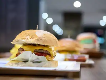 Ein Mann hat in Greifswald die Schl&ouml;sser von Fast-Food-L&auml;den zugeklebt.