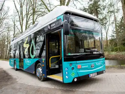 Neue Wasserstoffbusse, die bereits im Kreis Nordfriesland eingesetzt werden, sollen ab 2024 auch durch den Kreis Leer rollen. Doch das Vorhaben kostet den Kreis einiges.
